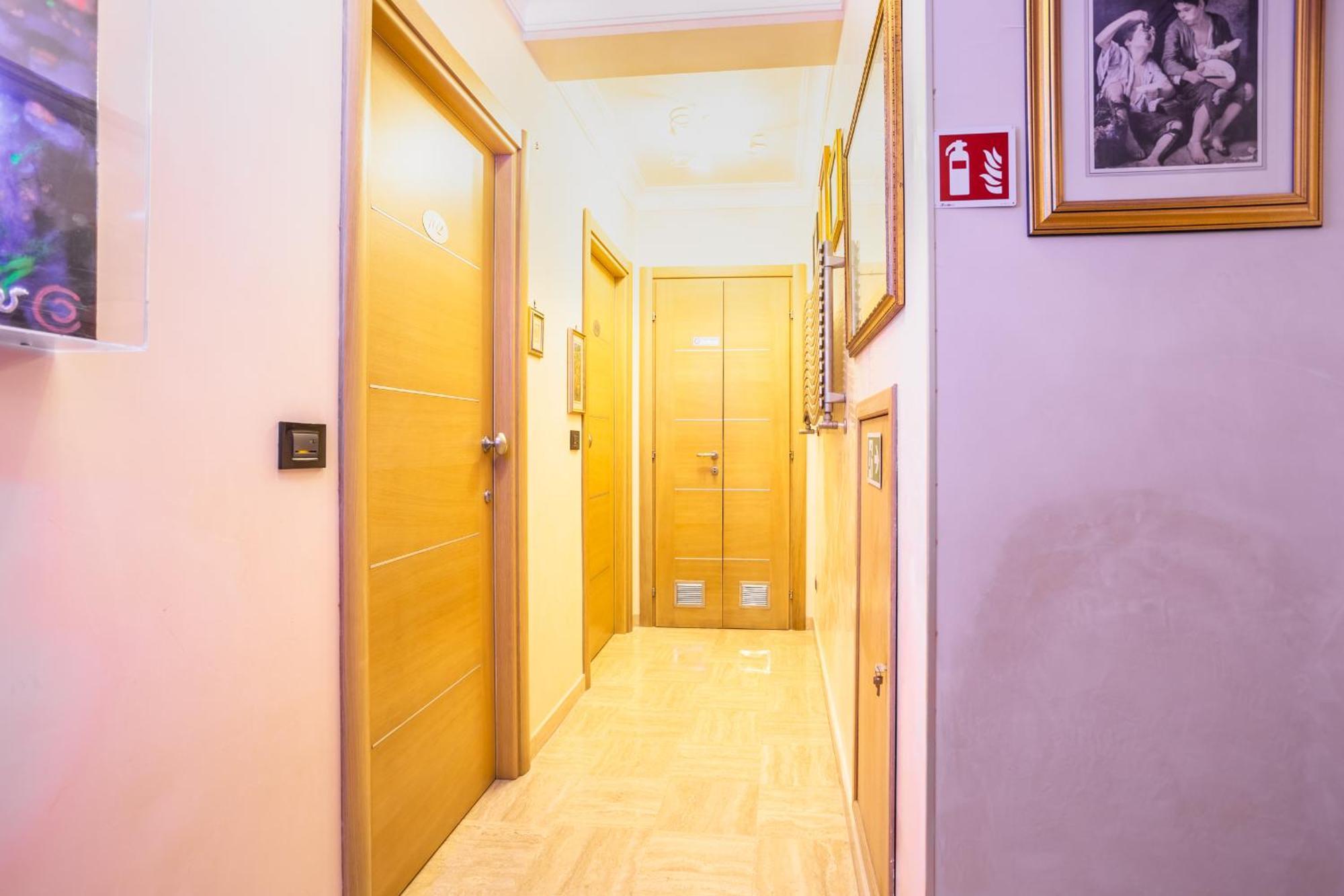 Luxury Inn Opera Roma Esterno foto