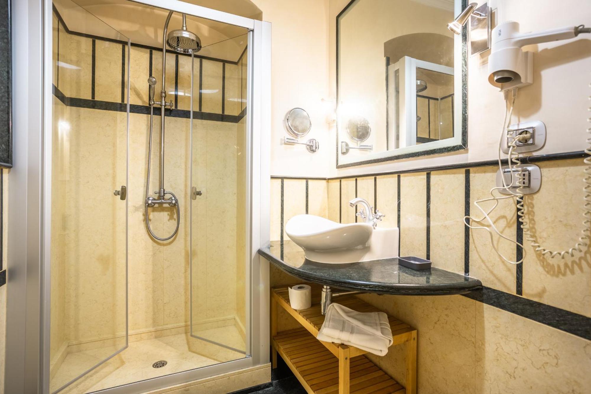 Luxury Inn Opera Roma Esterno foto