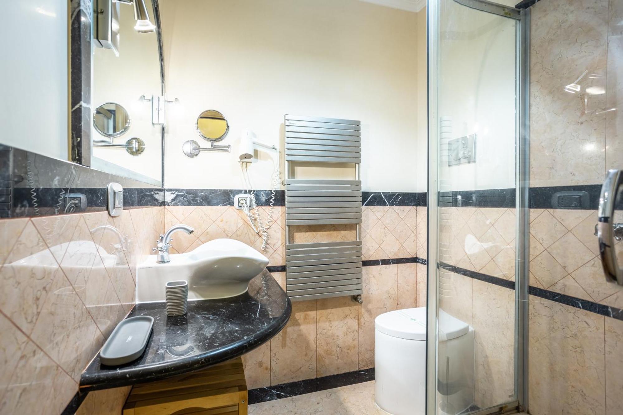 Luxury Inn Opera Roma Esterno foto