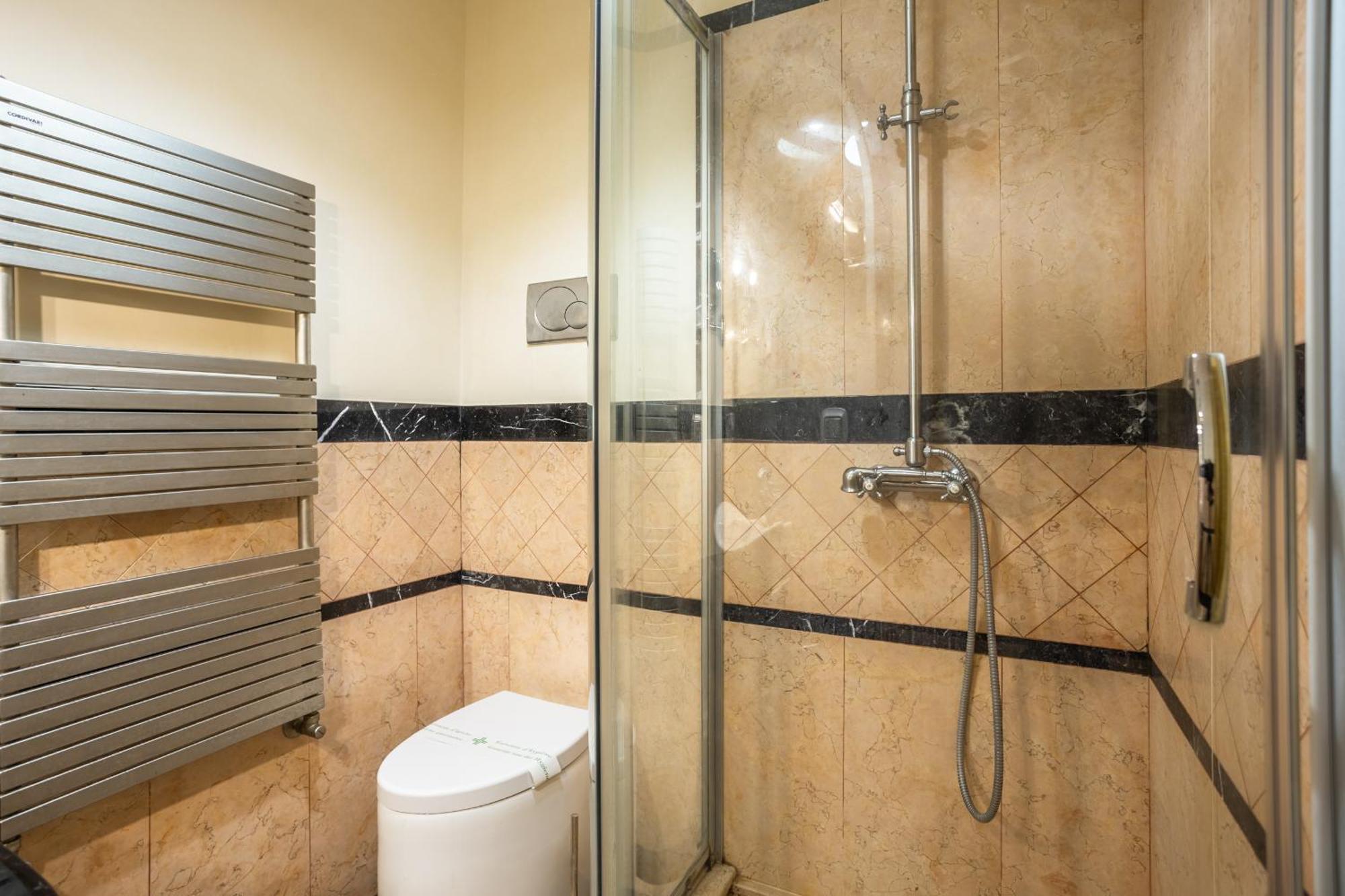 Luxury Inn Opera Roma Esterno foto