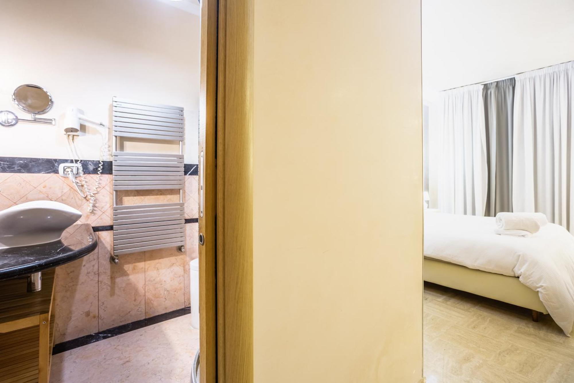 Luxury Inn Opera Roma Esterno foto