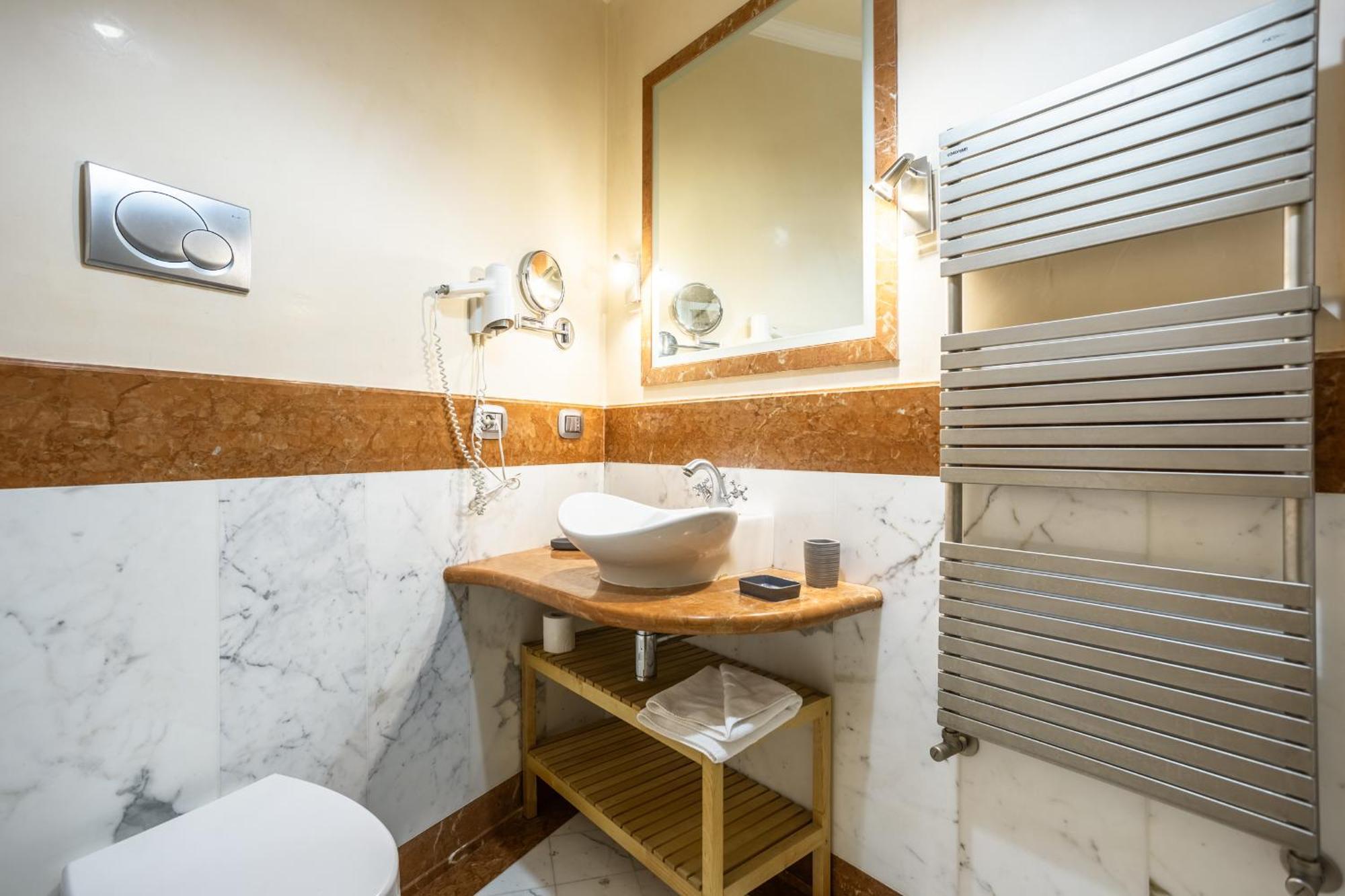 Luxury Inn Opera Roma Esterno foto