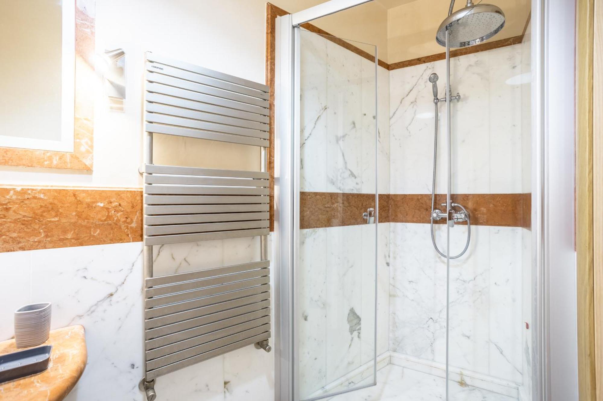 Luxury Inn Opera Roma Esterno foto